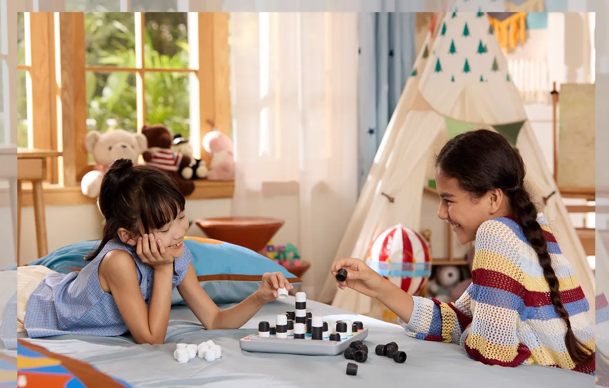 Dos nenas jugando