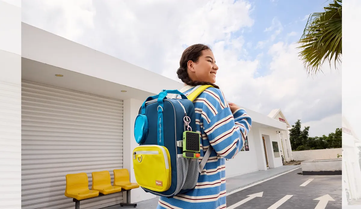 Chica con el Super Decoder en la mochila