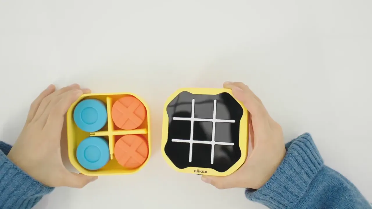 Tic Tac Toe Bolt en las manos